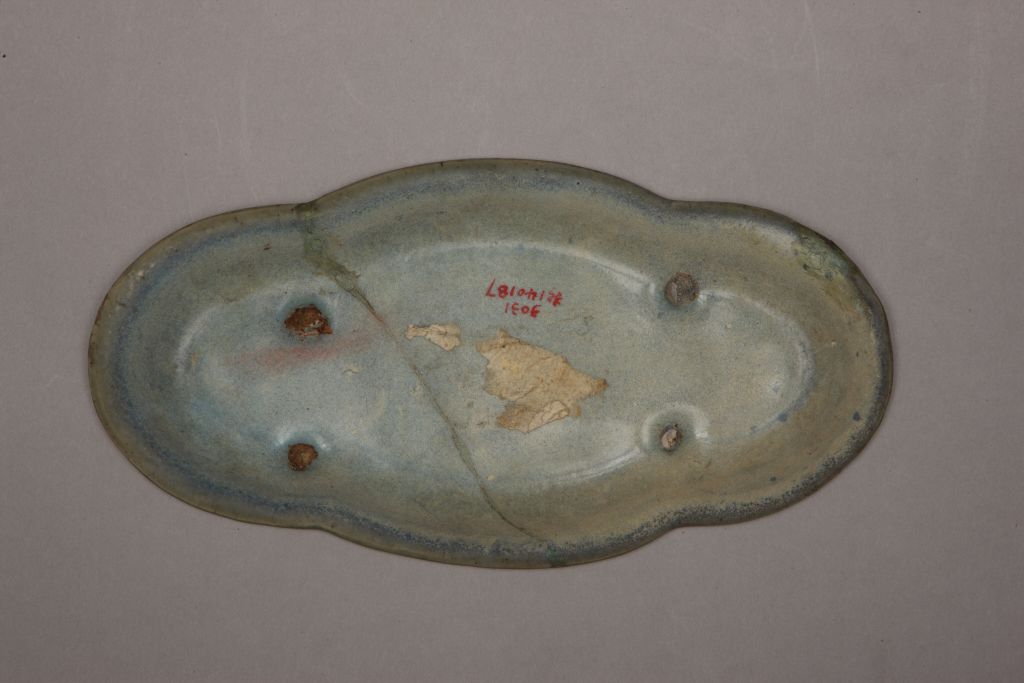 钧窑天蓝釉海棠式盘底部